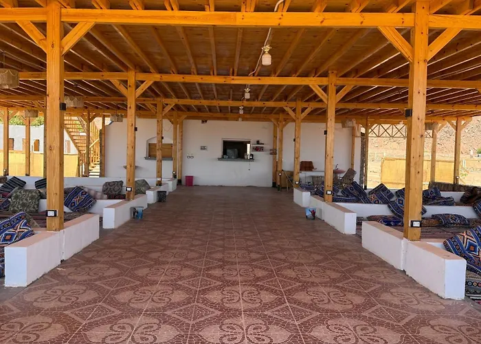 بيت خشبي Bedouin House Camp *